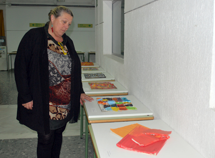 La directora de la Alianza Francesa de Granada, Marie Lucas, contempla algunas de las obras expuestas en el CEP de Granada 