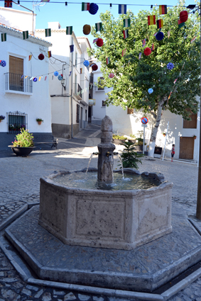 La fuente de la plaza de Cáñar incluida en la portada del libro /A. ARENAS