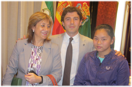 La alumna galardonada junto a la directora del centro 