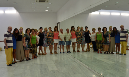 Director, técnico y actrices posan en el Centro Cívio Marqués de Mondejar, tras uno de los ensayos