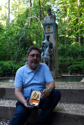 Alberto Granados, en los jardines de la Alhambra, junto a la estatua de Ganivet 