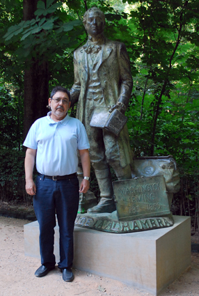 Alberto Granados junto a la estatuta de otro de sus narradores favoritos: Wasington Irving  