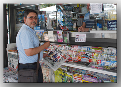 Alberto Granados compra el periódico en un kiosco de prensa. /A. A. 