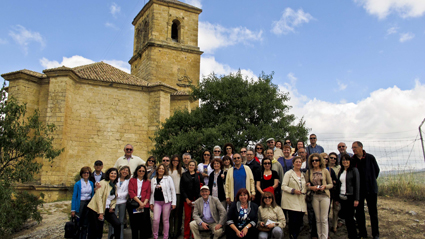 Los orientadores ante la iglesia del Castillo de la Villa 