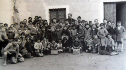 El tercer capítulo lo dedica a la vida escolar (Grupo de don Antonio García en las escuelas del Barrio Posadas) 