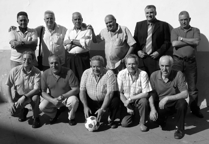 Los mismos 'jugadores' 53años después: (De pie) Valero, Roero, Percha, López Puerta, El Quiles y Manolo Márquez. Agachados: Chupete, El Táviro, El Niño Bonito, El Sastrecillo y Pidelumbre.