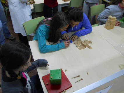 Alumnas del IES Trevenque (La Zubia) durante la celebración de la semana de las Matemáticas. /A.A. 