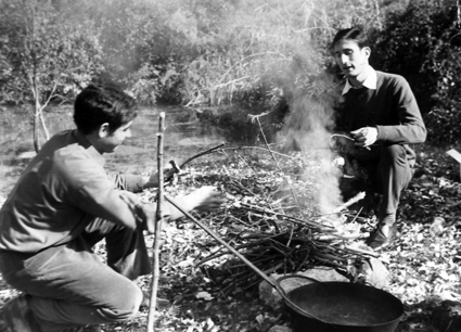 Paco enciende la lumbre en una excursión a Deifontes