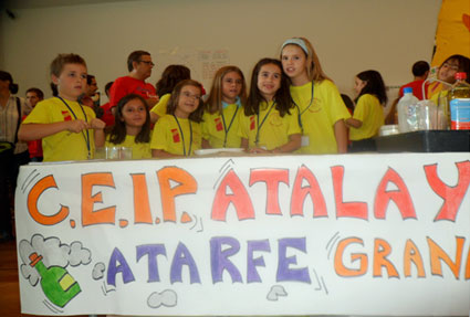 Los niños y niñas en el stand de Astronomía