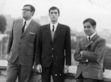 Manuel Titos (dcha) con dos compañeros en el mirador de San Cristóbal 