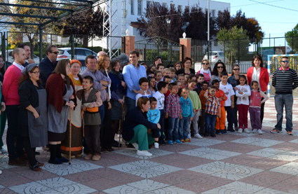 Alumnado y familias escuchan las intervenciones de las autoridades 