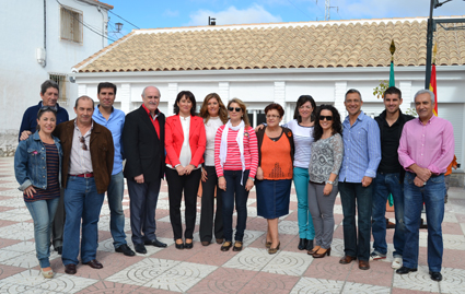 Clautro del CPR El Temple junto con el inspector del centro y otros asistentes al acto 