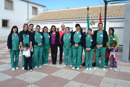 Integrantes de la Escuela- Taller junto a su director y la delegada de Educación 