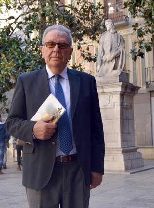 Antonio Luis García, en la plaza Alonso Cano de Granada 