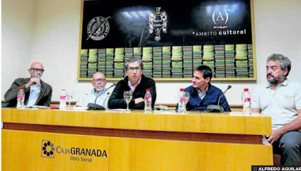 Participantes en la mesa redonda sobre la 'Prosa de la experiencia' moderada por Juan Luis Tapia, con la participación de los escritores Miguel Ángel Francisco (El instante inmaculado), José Antonio Sánchez Tarifa (Viaje a las entrañas de África), Pablo Casanova (El enigma de Carmen Bastían) y Francisco Pérez Terrón (Tocando fondo)