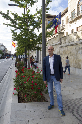 El nuevo presidente de ADIDE Federación a las puertas de la Delegación Territorial de Educación de Granada 