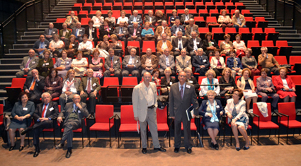 Los asistentes en el Teatro de Caja Granada, tras la conferencia de Manuel Lorenzo/ A.A.