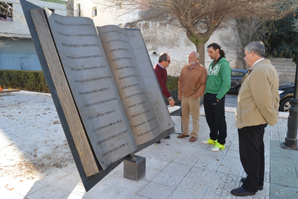 Rafael Moya, junto al 'monumento-libro' colocado en la plaza 21 de noviembre de Cuevas del Campo 