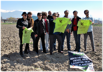 Varios músicos granadinos y organizadores posan en la Vega, delante del cortijo El Diván del Tamarit, en febrero de 2013  /A. ARENAS 