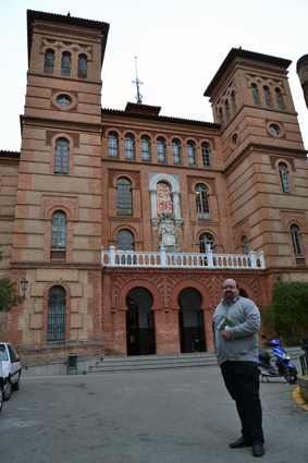 El profesor Francisco J. Gómez, ante la Facultad de Comunicación donde actualemente imparte clases./A.A.