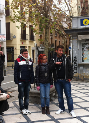 Alumnos comenzando la ruta 2 en la Plaza de la Trinidad