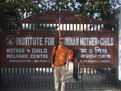 Fernando Mesquida junto a la puerta del IIMC