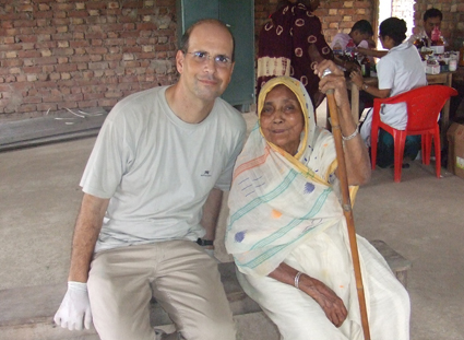 El autor con una anciana a quien pudo atender en uno de los centros ambulatorios del IIMC