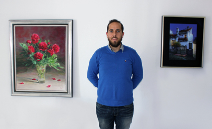 Alberto López entre las 'Peonías' de Guzmán Capel y 'Un naranjo en la fuente' de Luis Romero