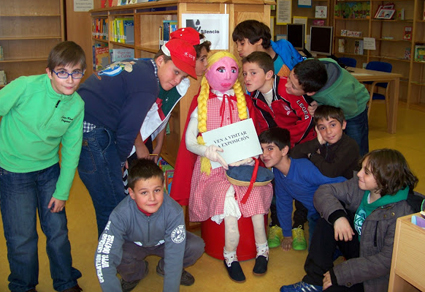 Alumnado del  CEIP Jardín de la Reina un día que fueron a la Biblioteca y se encontraron con la exposición