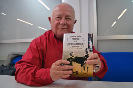 Juan Carlos Mantilla muestra orgulloso la portada de su libro