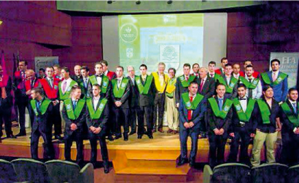 Un grupo de becados del centro se hace la foto de familia después de la imposición. /GERMÁN NEGRILLO