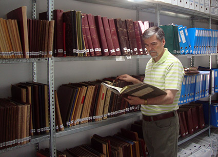 Juan Rodríguez Titos en el archivo municipal de Montejícar