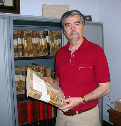 El autor en el archivo parroquial de Montejícar