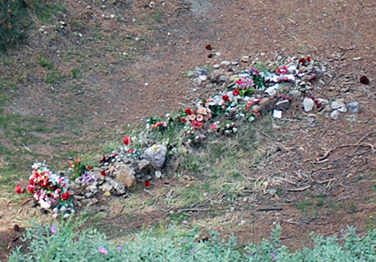 Cruz de piedras en el barranco Víznar/ A.A.