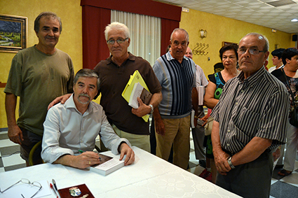 Antonio Castillo y Ricardo Ruiz, junto al autor y montejiqueños asistentes al acto/ A. A. 