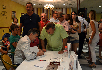 Juan Rodríguez Titos dedica ejemplares del libro 