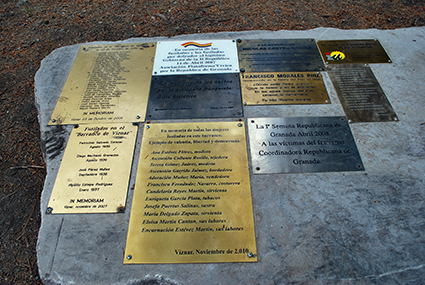 Placas en el barranco de Víznar /A.A