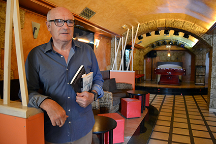 José Martínez, con sus dos libros en La Carraca/ A.A.