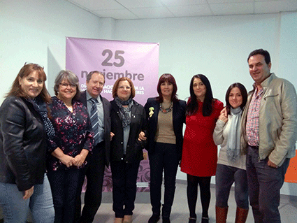 Micaela Navarro, Remedios Gámez y Juan Cano Bueso, con algunos de los participantes en las jornadas.