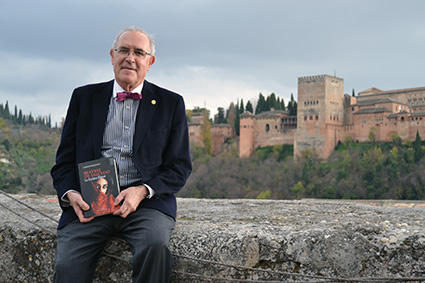 El autor de 'Beatriz de Salcedo' en el torreón del siglo XI del Carmen Aben Humeya /A.A.