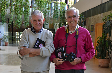 Jaime Jiménez y Antonio P. Jimenez, en el hall de la Facultad de Ciencias de Granada/ A. A.