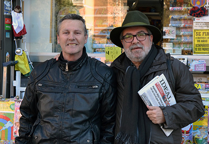 Antonio Luis, junto a José, su quiosquero de la plaza Fontiveros