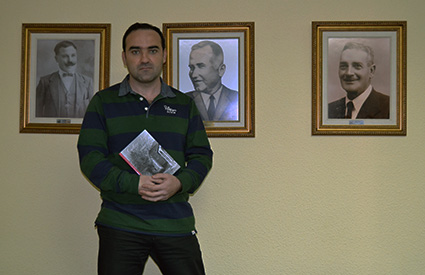 Gustavo García en el salón de plenos del Ayuntamiento de Cúllar Vega ante varios de los alcaldes de la época estudiada /A.A.