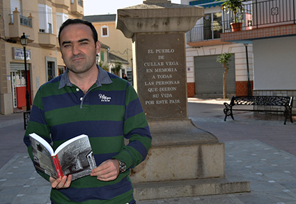 Gustavo García junto a la cruz que en memoria de todas las personas que dieron su vida por este país /A.A.