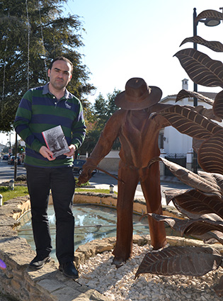 Gustavo García, junto al monumento al tabaquero/A.A.