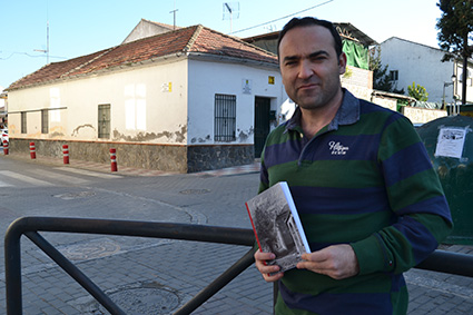 Gustavo García ante la casa del pueblo que empezó a construirse en el período estudiado/A.A.