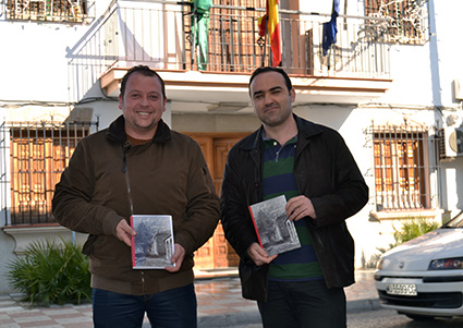 Gustavo García (dcha) junto al alcalde de Cúllar Vega, Jorge Sánchez, autor del prólogo /A.A.