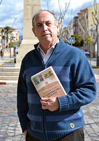 Antonio Funes con un ejemplar de su libro/ A.A.