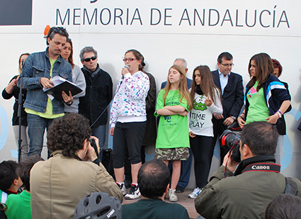 Acto de VegaEduca en la explanada del Museo de la Memoria /A.A. 