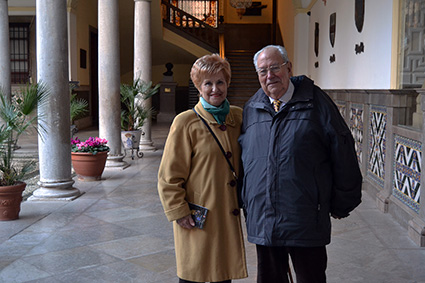 Pepe Arregui y su esposa, Mercedes Díaz, en el patio del ayuntamiento de Granada/A.A.